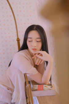 挽起裙子跨开双腿运动